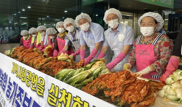 취약계층에 김치 나눔 행사 개최 대표 이미지